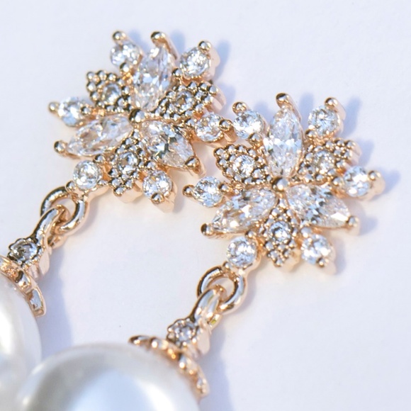 Pearl & Crystal gold earrings - Picture 3 of 7